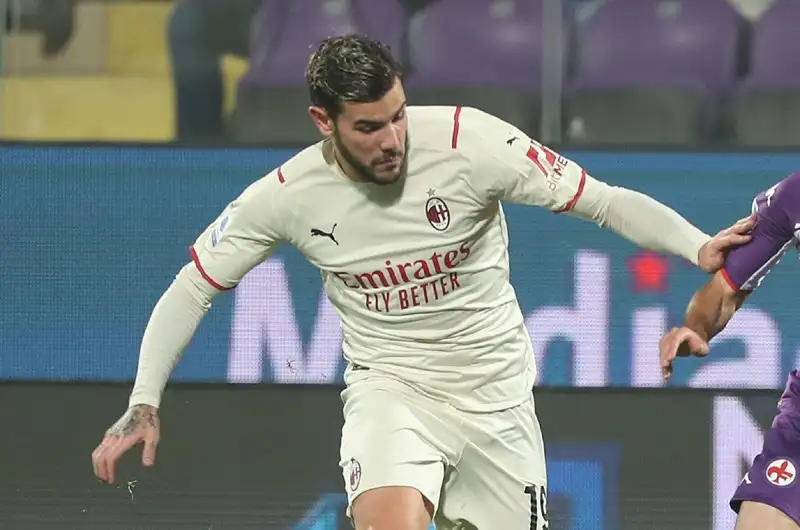 Theo Hernandez 4: molto superficiale in occasione del quarto gol viola
