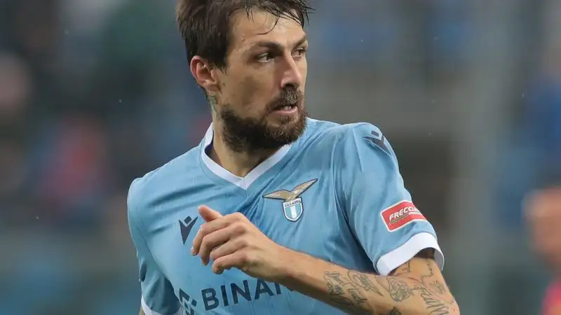 Acerbi 6.5: il più propositivo dei biancocelesti, si fa trovare presente nel duello con i centravanti bianconeri
