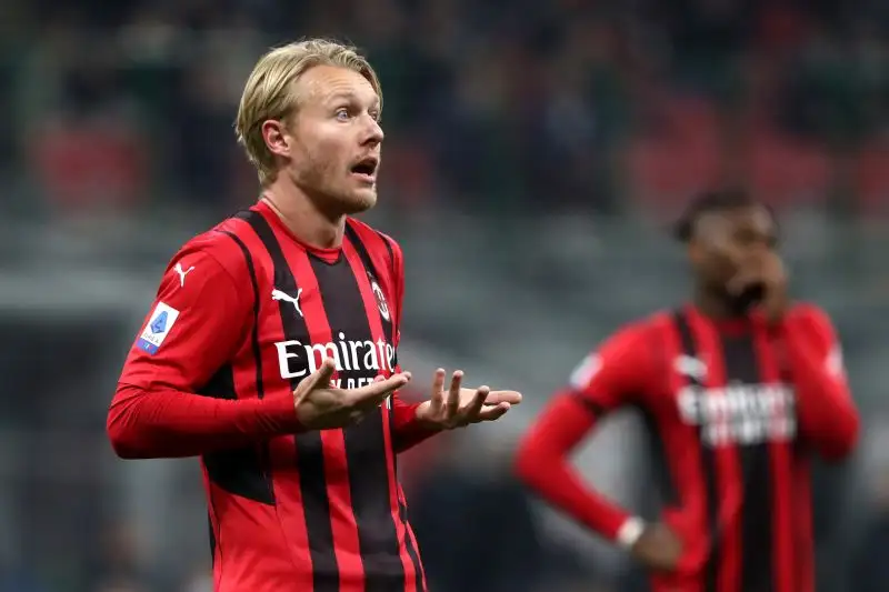 Kjaer 6,5 Se la cava con esperienza in una serata in cui il Milan fa poco filtro a centrocampo