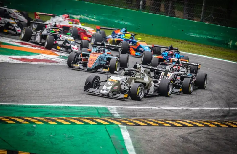 A vincere la gara, dopo aver ottenuto la pole position, è Hadrien David, seguito dai compagni di squadra Isack Hadjar e Zane Maloney. Foto di Cristian Lovati