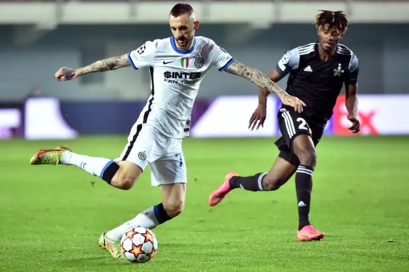 Brozovic 7.5: stappa la partita con un tiro dal limite e gioca una prova di grande spessore