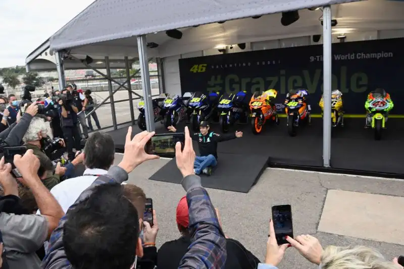 La Dorna ha sorpreso il Dottore facendogli trovare le moto con cui ha vinto i nove titoli mondiali della sua carriera.