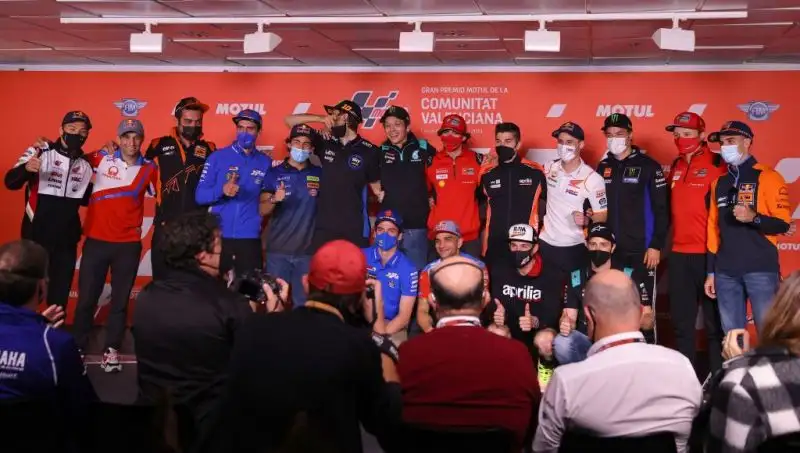 Presenti alla conferenza anche tutti gli altri centauri, che gli hanno reso omaggio e posato per una foto.