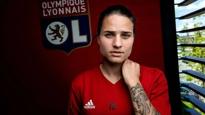 Dopo 41 gol segnati in 133 partite, è volata in Francia per giocare con l'Olympique Lione
