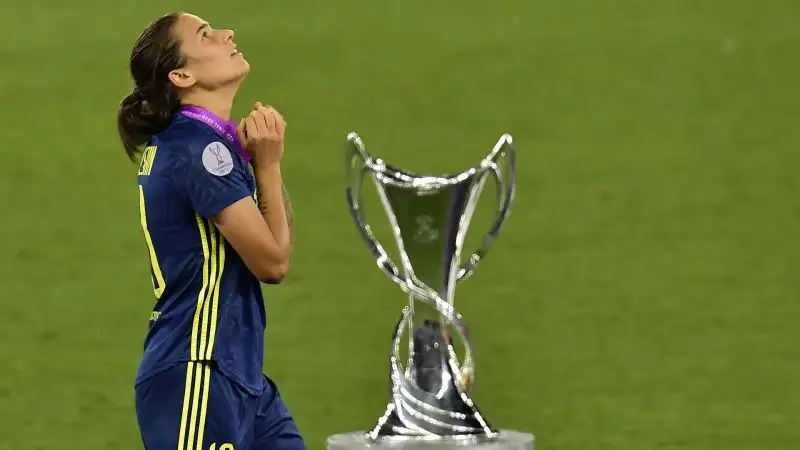 Ha vinto la Champions League 5 volte: 4 con l'Olympique Lione e una con il Francoforte