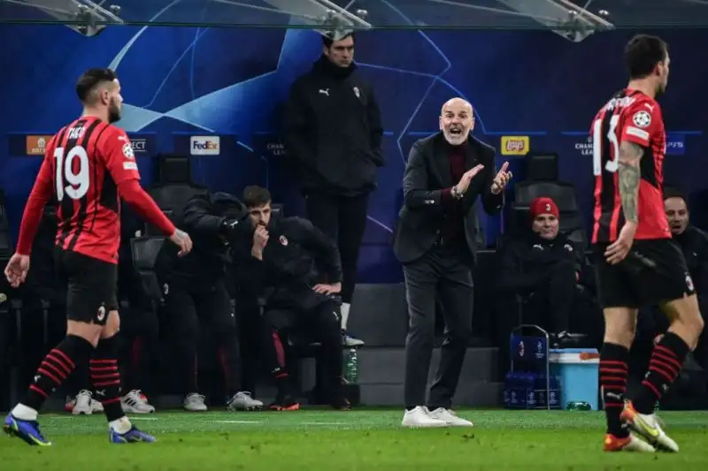Pioli 6. In piena emergenza, riesce a schierare un Milan che per un'ora resta anche in partita.