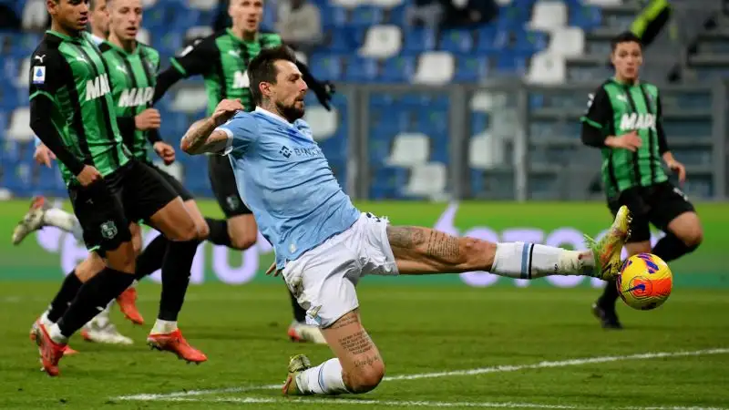 Acerbi 5.5: non una buona serata per il difensore biancoceleste, non perfetto in occasione dell'azione del gol di Berardi