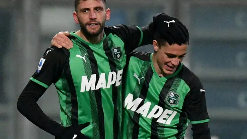 Raspadori 7: una buona prova per l'attaccante azzurro, che, oltre a segnare il 2-1, dà il suo contributo sul gol del pareggio di Berardi