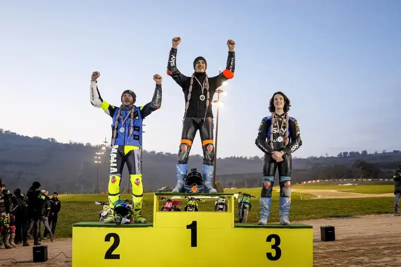 Alla cerimonia del podio c'è stata la consegna dei tradizionali trofei di salumi alle coppie vincitrici e ai tre migliori piloti dell'Americana di sabato. Fonte: Media - VR46