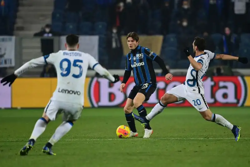 Calhanoglu 5 - Per una volta, sembra tornato quasi il turco delle primissime partite dell'anno. Tenta di trovare il pertugio giusto per innescare le punte, ma alla lunga viene asfissiato dai centrocampisti orobici