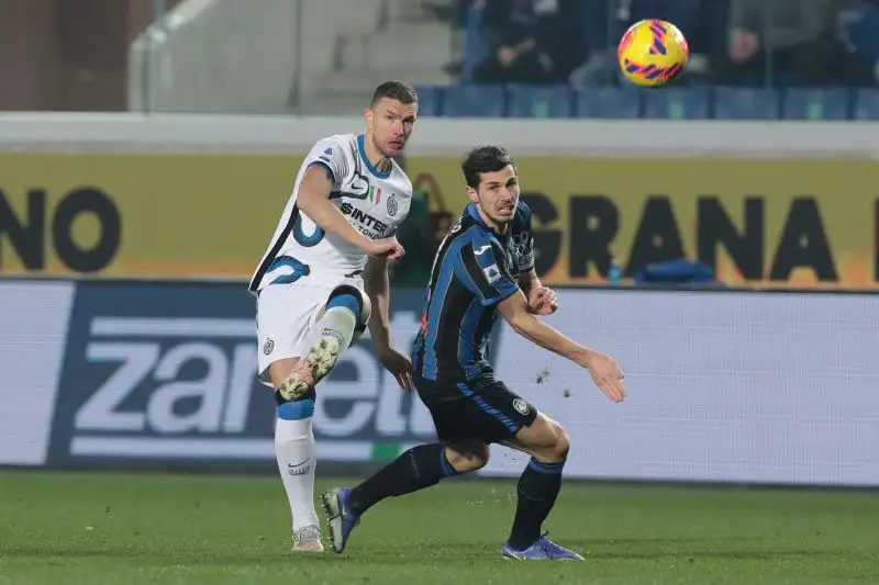 Dzeko 6 - Preferito a Lautaro Martinez, fa a sportellate con tutta la retroguardia atalantina senza riuscire ad aprire spazi per i compagni. Viene sostituito all'82' proprio dal Toro argentino
