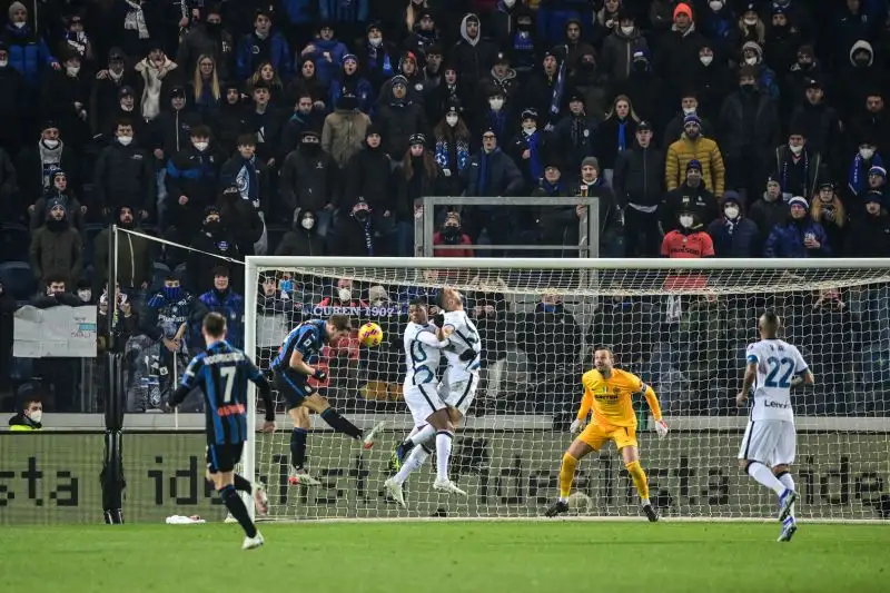 Pasalic 6,5 - Partita ordinata con la solita qualità. Potrebbe fare meglio in un paio di circostanze in cui si trova a poter battere a rete da posizione favorevole, ma non è la serata giusta per incrementare il suo già elevato numero di gol in campionato