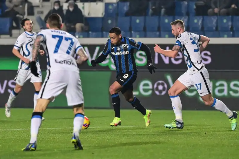 Muriel 7 - Si danna l'anima dall'inizio alla fine. Svaria su tutto il fronte d'attacco tenendo sempre in allerta i difensori di Inzaghi. Anche nel suo caso, l'urlo del gol è ricacciato in gola da super Handanovic