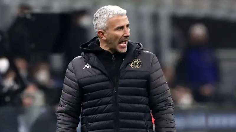 Bertolini 6.5: Con l'assenza di Zanetti a San Siro, il suo vice dirige bene i giocatori del Venezia che rischiano di pareggiare la partita