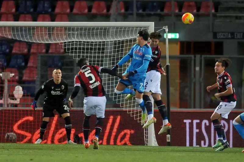 Elmas 6.5: Buona prestazione per il macedone, che fa il cross per il primo gol di Lozano
