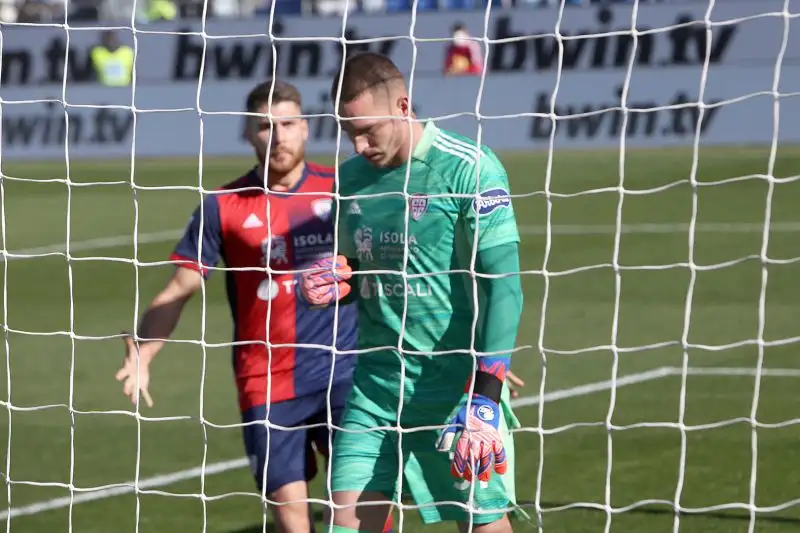 Radunovic 7: ottimo gesto atletico sul rigore parato a Biraghi, non può nulla su Sottil