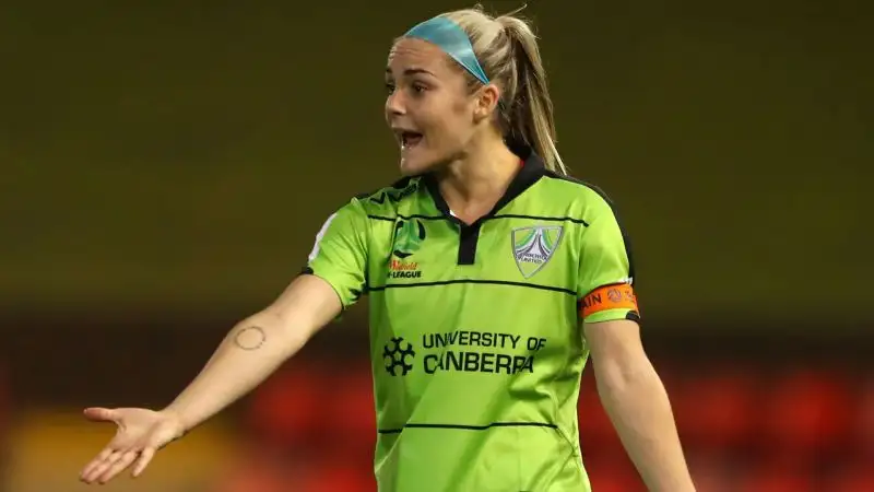 Dopo due anni in cui ha collezionato 5 reti in 21 partite, ha firmato per i Portland Thorns
