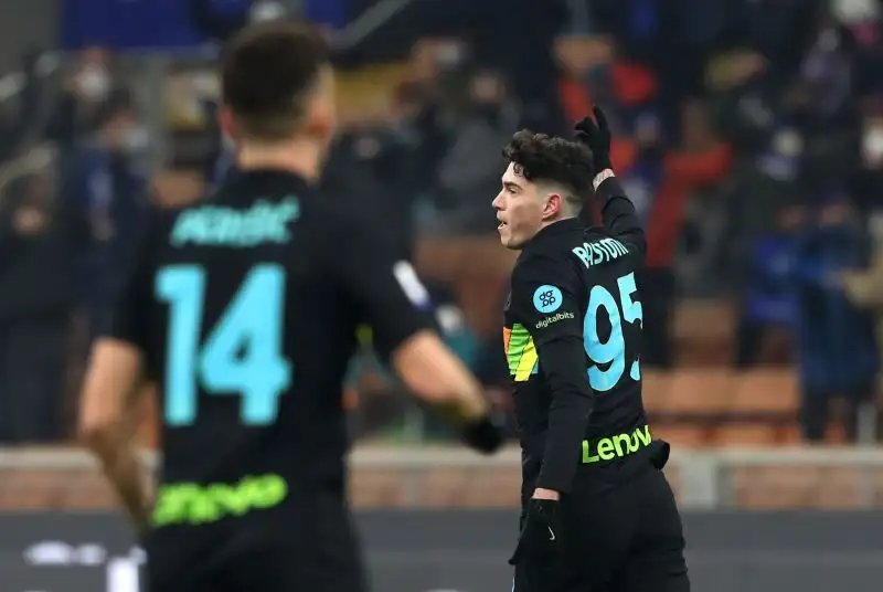 Bastoni 8: ormai è più un'ala che un difensore, grande gol da fuori area e un ottimo assist per il raddoppio di Skriniar
