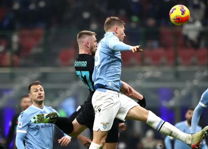 Skriniar 6.5: l'incomprensione con Handanovic porta al momentaneo pareggio biancoceleste, ma l'ennesimo suo gol di testa regala la vittoria ai nerazzurri
