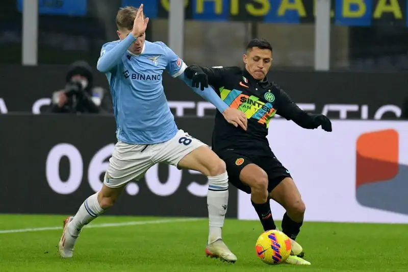 Sanchez 6.5: giocando con continuità si rende più utile alla squadra, bello il passaggio per il gol poi annullato a Lautaro
