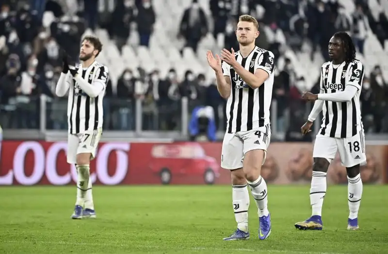 De Ligt 6: una deviazione sfortunata in occasione del gol di Mertens, ma ha poco da rimproverarsi in una serata di grande emergenza