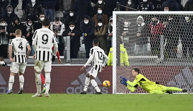 Szczesny 7: i suoi interventi su Zielinski e Mertens valgono un punto alla Juve, tanto quanto il gol di Chiesa