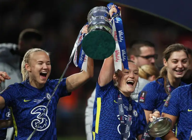 2 campionati scozzesi, 1 Scottish Women's Cup, 1 Scottish Women's League Cup, 4 campionati inglesi, 2 FA Women's Cup
