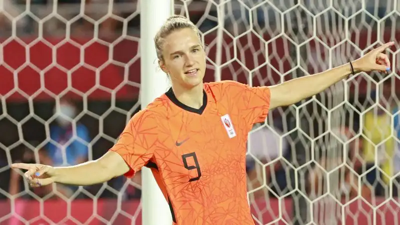 Ha più volte dichiarato che il modello calcistico a cui si ispira è Robin Van Persie