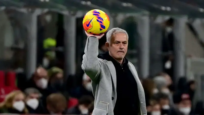 Mourinho 5: prova a sbilanciare la squadra sul 2 a 1 per il Milan ma l'espulsione qualche minuto di Karsdorp gli rovina i piani