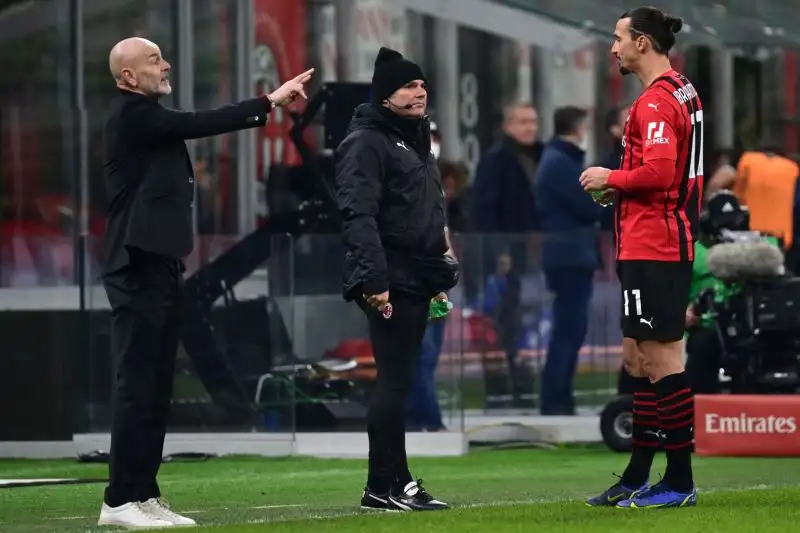 Pioli 6: Nella gara del possibile sorpasso, il Milan sembra stanco e viene poi beffato nel finale
