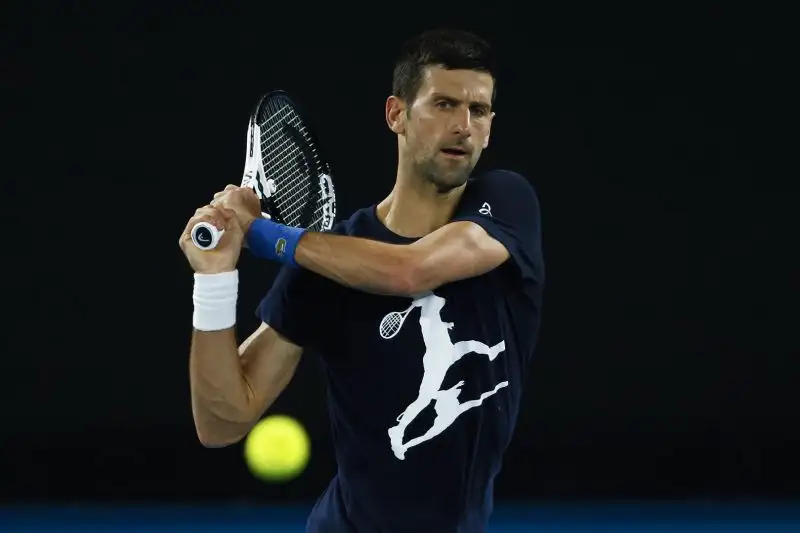Djokovic si è allenato anche venerdì a Melbourne, ma le speranze sono ora al lumicino

