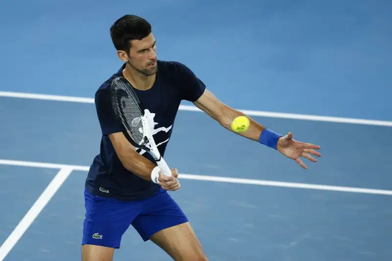 Il tennista serbo aveva cancellato una precedente sessione alla Rod Laver Arena, ma nel pomeriggio si è allenato regolarmente
