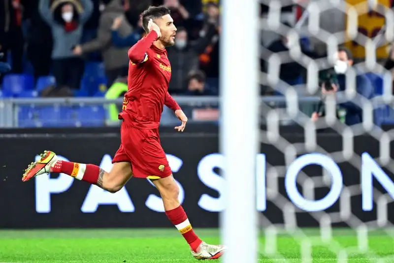 Pellegrini 6.5: il capitano giallorosso mette a segno un gol fantastico su punizione, ma sbaglia il rigore che può significare pareggio per i suoi