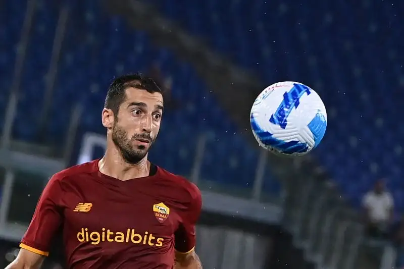 Henrikh Mkhitaryan: il giocatore si è preso tempo per valutare l'offerta della Roma, ma alcuni club spagnoli hanno sondato il terreno