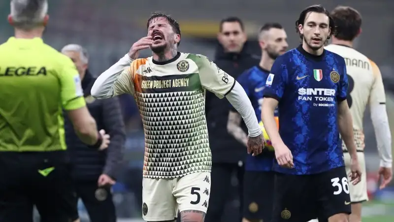 Vacca 6: Nel primo tempo dà molto fastidio agli attaccanti nerazzurri, dopo esce per infortunio