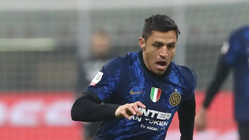 Sanchez 5: una sua leggerezza dà di fatto il via alla rimonta rossonera. Non il massimo, quando i gol dovresti farli
