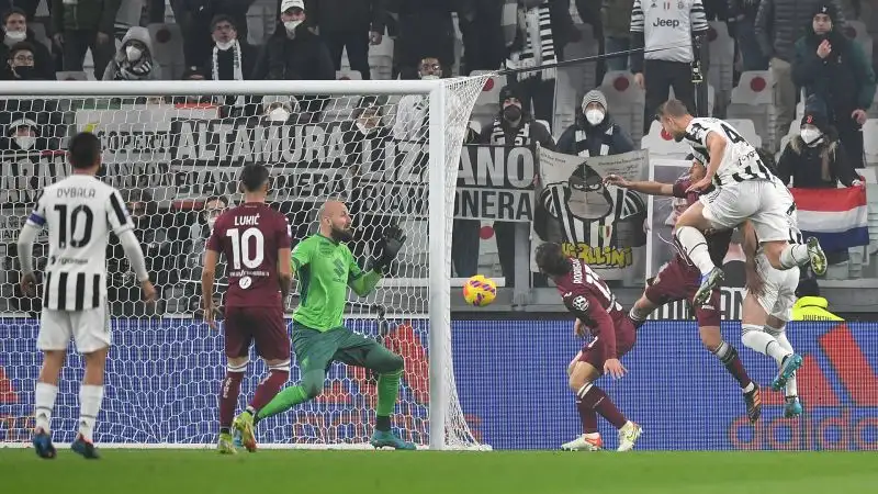 de Ligt 7: il difensore olandese è decisivo in entrambe le fasi, attento in copertura e decisivo in attacco con il colpo di testa che apre le marcature della partita