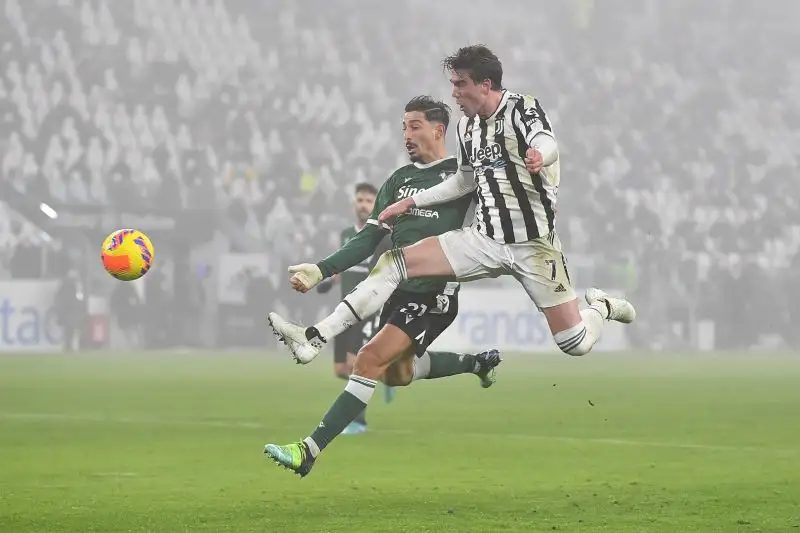 Gunter 5. Non riesce a contere Vlahovic in un duello molto fisico