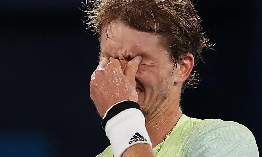 Il tennista tedesco allora ha preso il suo telefono e ha fotografato il segno a terra

