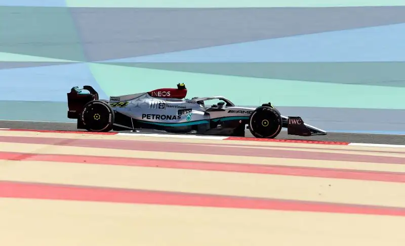 La nuova versione della monoposto W13 della Mercedes si è presentata con pance molto strette e una soluzione innovativa per gli specchietti