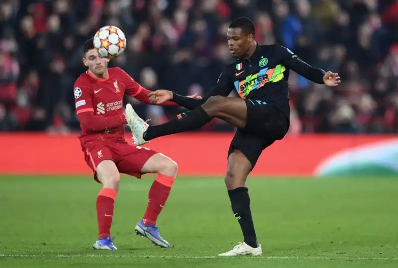 Dumfries 5. In difficoltà nel primo tempo, cresce nella ripresa quando il Liverpool si abbassa.