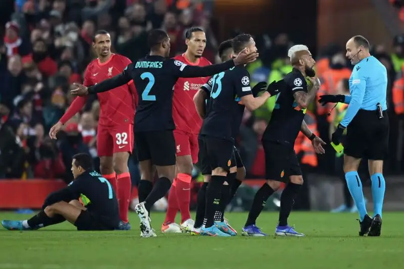 Sanchez 5. Rischia grosso nel primo tempo con un cartellino giallo tendente all'arancione, si ripete nella ripresa un minuto dopo l'1-0 di Lautaro rovinando tutto.
