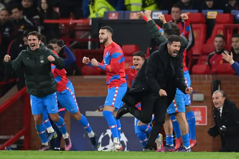 Simeone 7,5:  Già solo il fatto di aver espugnato il Theatre of Dreams gli vale un voto alto, che diventa altissimo per aver avuto il merito di farlo con i marchi di fabbrica che pareva aver smarrito: il cuore e l'organizzazione difensiva