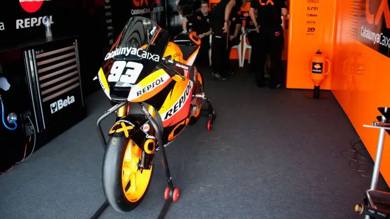 Già durante la sua prima stagione in Moto2, in seguito ad una caduta durante le prove libere a Sepang, gli fu diagnosticata la diplopia