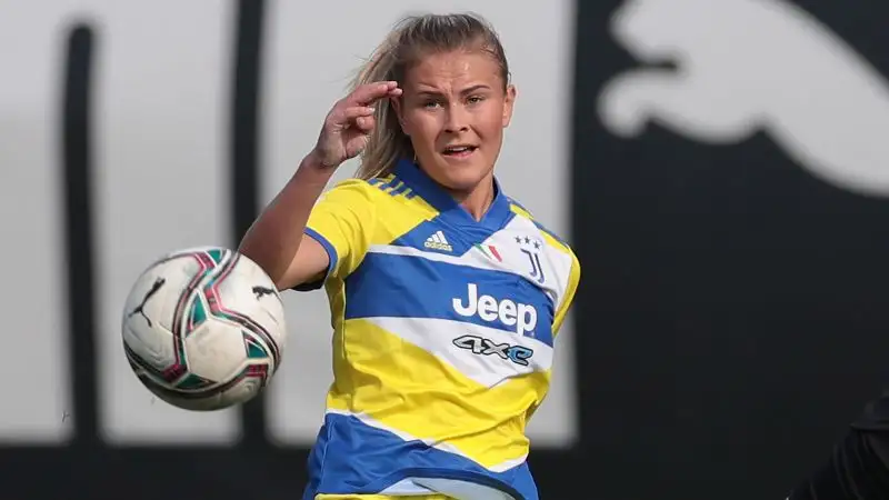 Da bambina praticava diversi sport poi, crescendo, ha deciso di focalizzarsi solo sul calcio