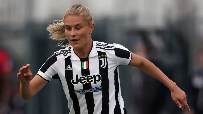 "Sono molto contenta di essere qui e sono impaziente di iniziare. Mi aspetto di vivere belle esperienze che poi porterò sempre con me" le prime parole da juventina