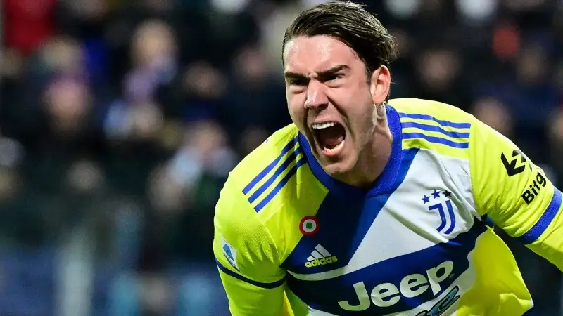 Vlahovic 7: Allegri lo abbandona a sé stesso, si batte e segna la rete decisiva
