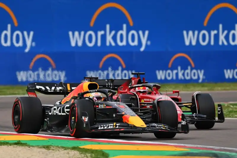 Verstappen 10: Parte male, ma poi recupera tutto il distacco e si prende di forza la posizione su Leclerc e il successo nella Sprint
