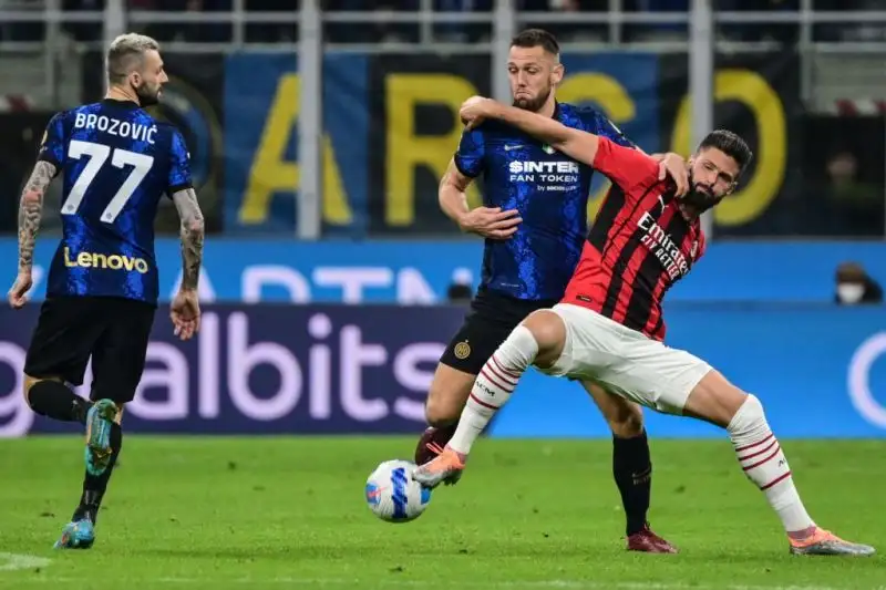 Giroud 5. Isolato in avanti, non ha grandi palloni giocabili, complice l'ottima difesa di squadra dell'Inter.