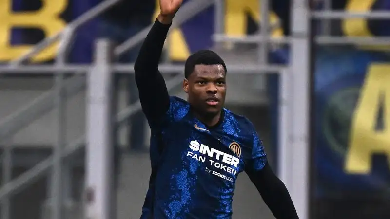 Dumfries 7: apre le marcature alla mezzora, ritrovando il gol proprio contro la Roma, contro cui aveva segnato la sua prima rete con la maglia nerazzura